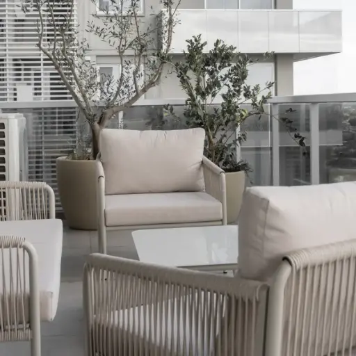 SET EXTERIOR MOLLY